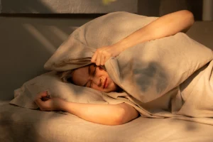 Thumbnail voor Lily's onderbuurvrouw zette expres keihard muziek aan: 'We sliepen met oordoppen én koptelefoons'