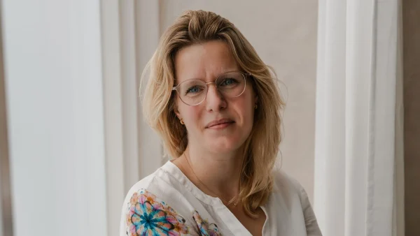 Mieke raakt zwanger van een drieling, maar verliest twee kinderen: ‘Ik wilde deze baby niet ook kwijt’