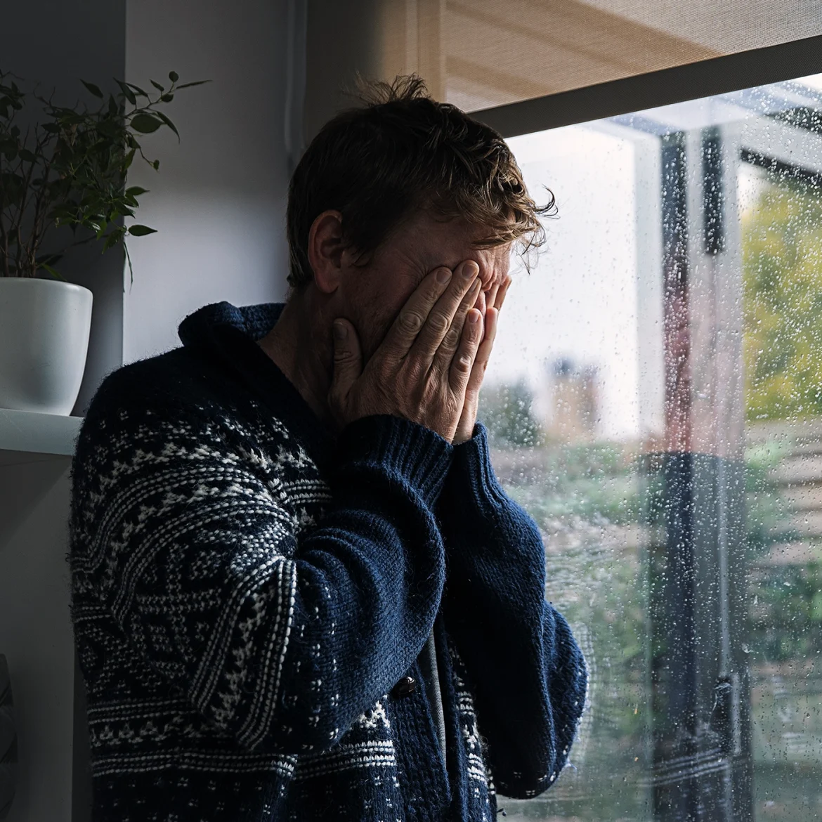 Man houdt hoofd in handen | Een paar uur na haar dood ontdekt Thom dat vriendin vreemdging