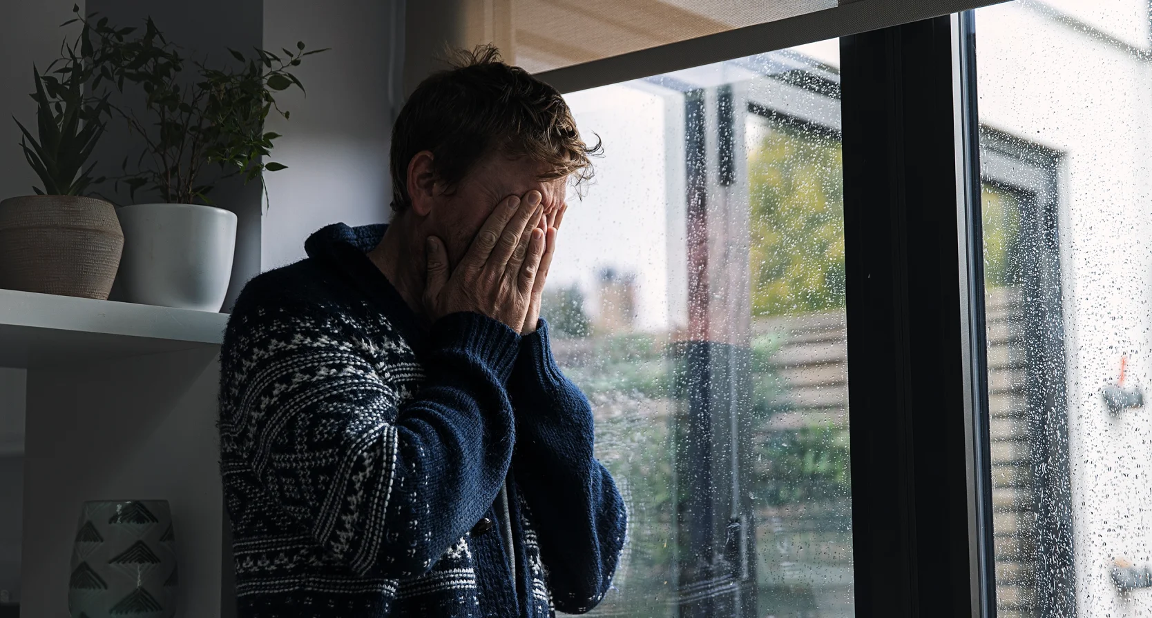 Man houdt hoofd in handen | Een paar uur na haar dood ontdekt Thom dat vriendin vreemdging