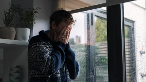 Thumbnail voor Een paar uur na haar dood ontdekte Thom (32) dat zijn vriendin vreemdging: 'Echt, mijn bek viel open'