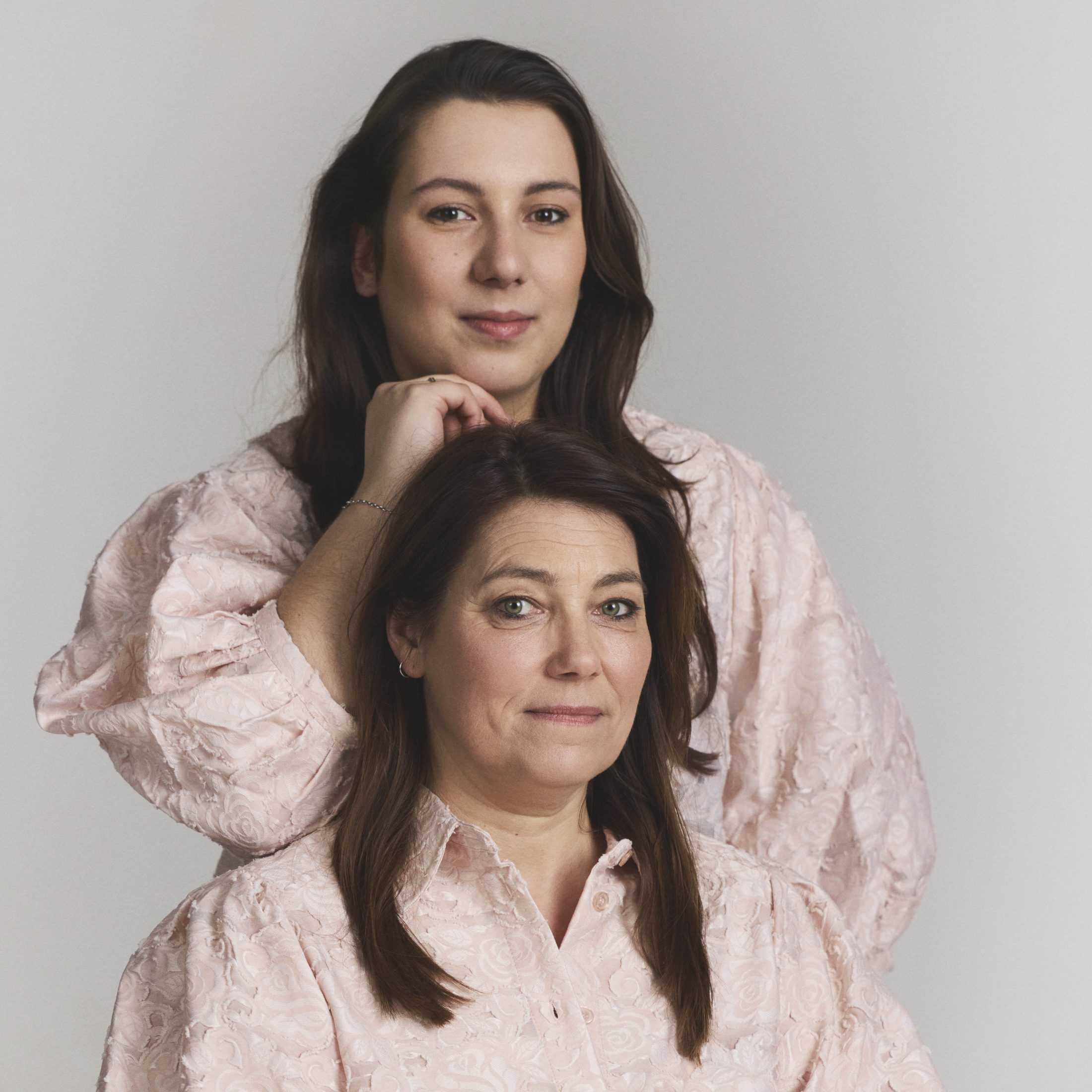 Fabienne (24) over schoonmoeder Lydia (52): ‘Veel mensen denken dat ik haar zus ben’