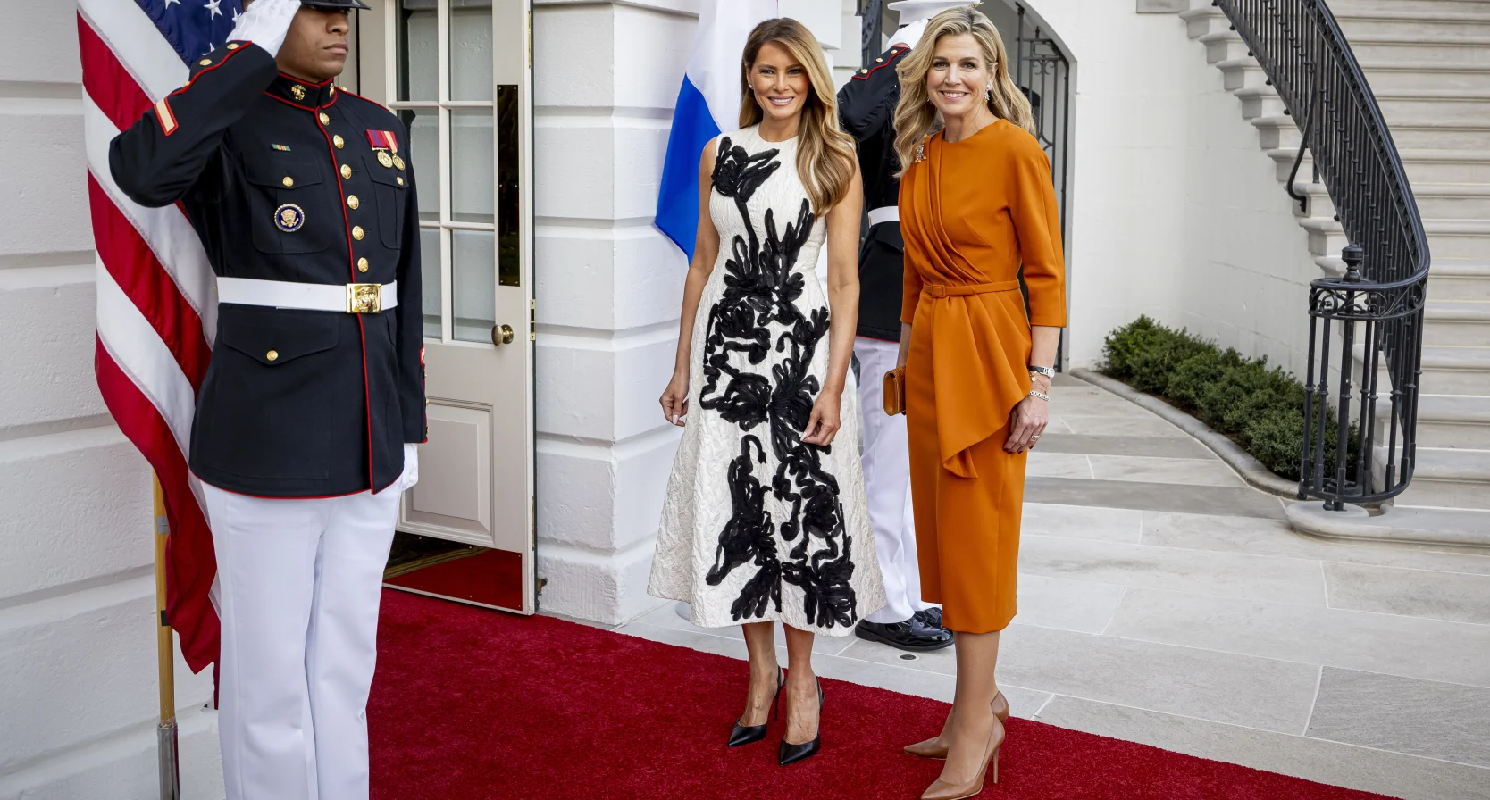 Koningin Máxima maakt statement met oranje jurk in het Witte Huis (en hier shop je de look zelf)