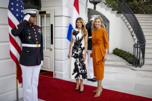 Koningin Máxima maakt statement met oranje jurk in het Witte Huis (en hier shop je de look zelf)