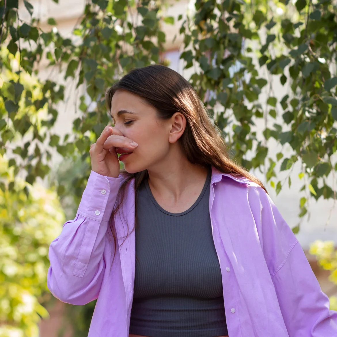 Sara heeft last van het roken van de buren