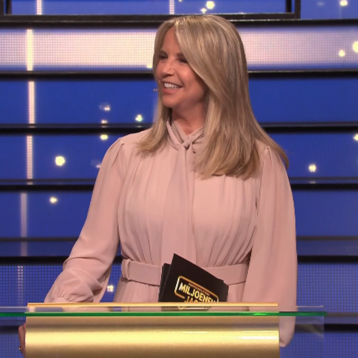 Linda's jurk uit de zesde aflevering van 'Miljoenenjacht' scoor je nú voor minder dan de helft van de prijs