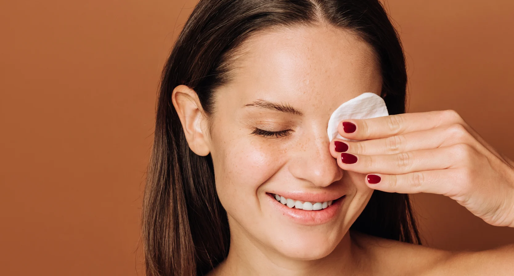 Vrouw met gezichtsreiniger