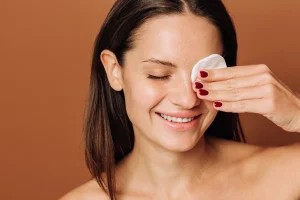 Vrouw met gezichtsreiniger