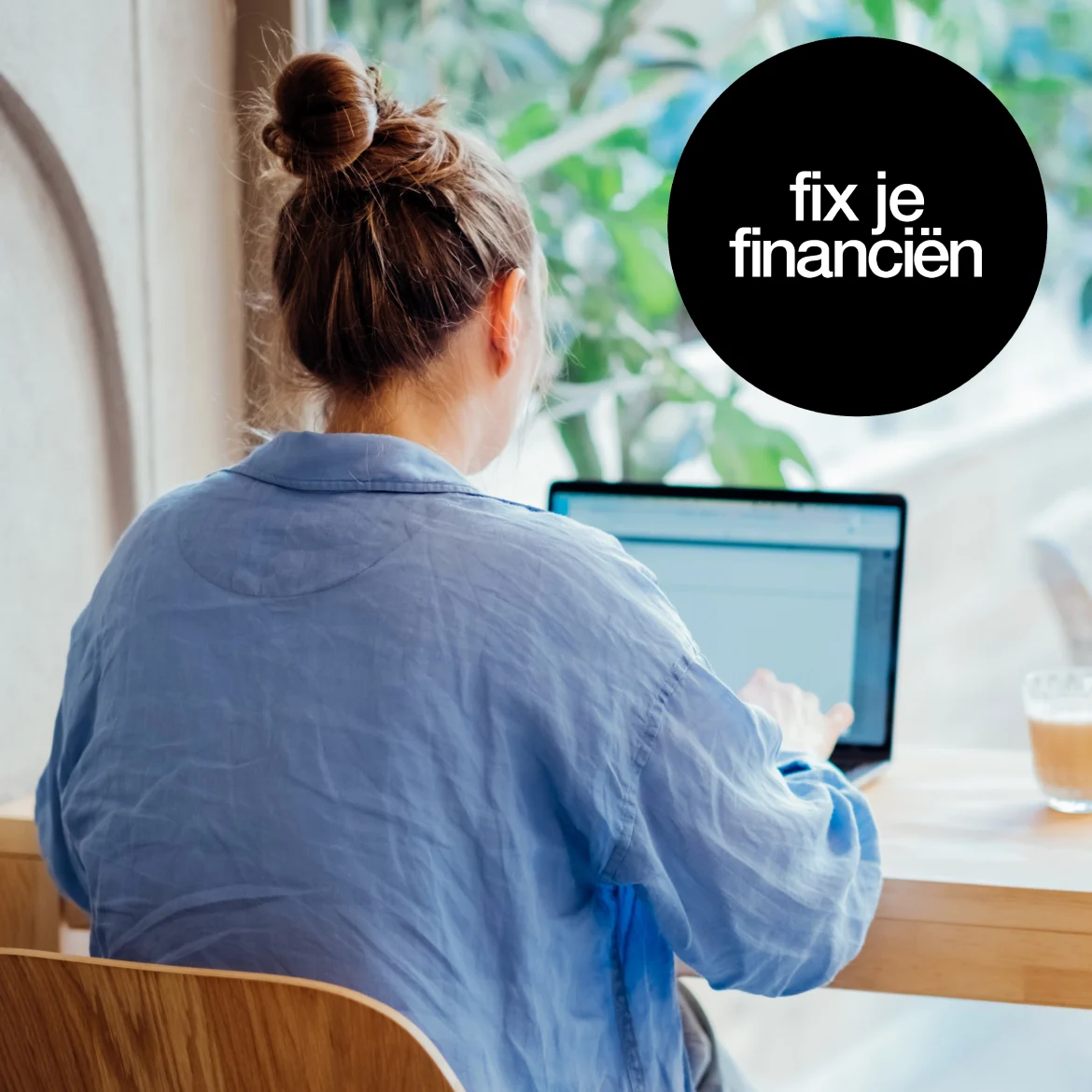 Een artikel over sparen e spaartips, met een beeld van een vrouw achter een laptop