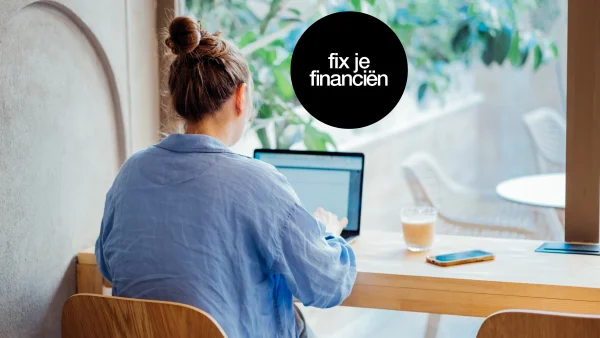 Een artikel over sparen e spaartips, met een beeld van een vrouw achter een laptop