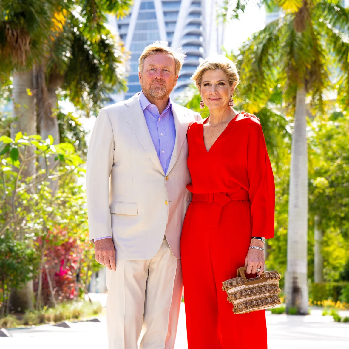 Koningin Máxima met rieten tas