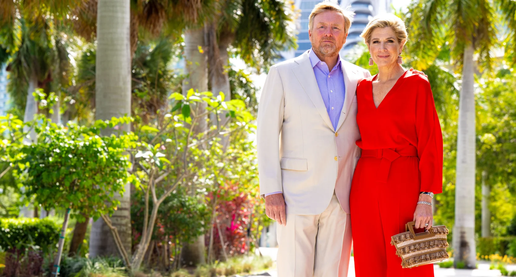 Koningin Máxima met rieten tas