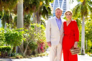 Koningin Máxima met rieten tas