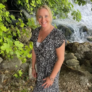 Miranda (43) reed een ravijn in tijdens jungletocht op Bali: 'De quad klapte bovenop me'