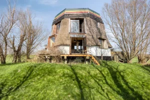 Thumbnail voor Deze molen uit de 17e eeuw is nu een droomhuis (als je het weet te bereiken, dan)