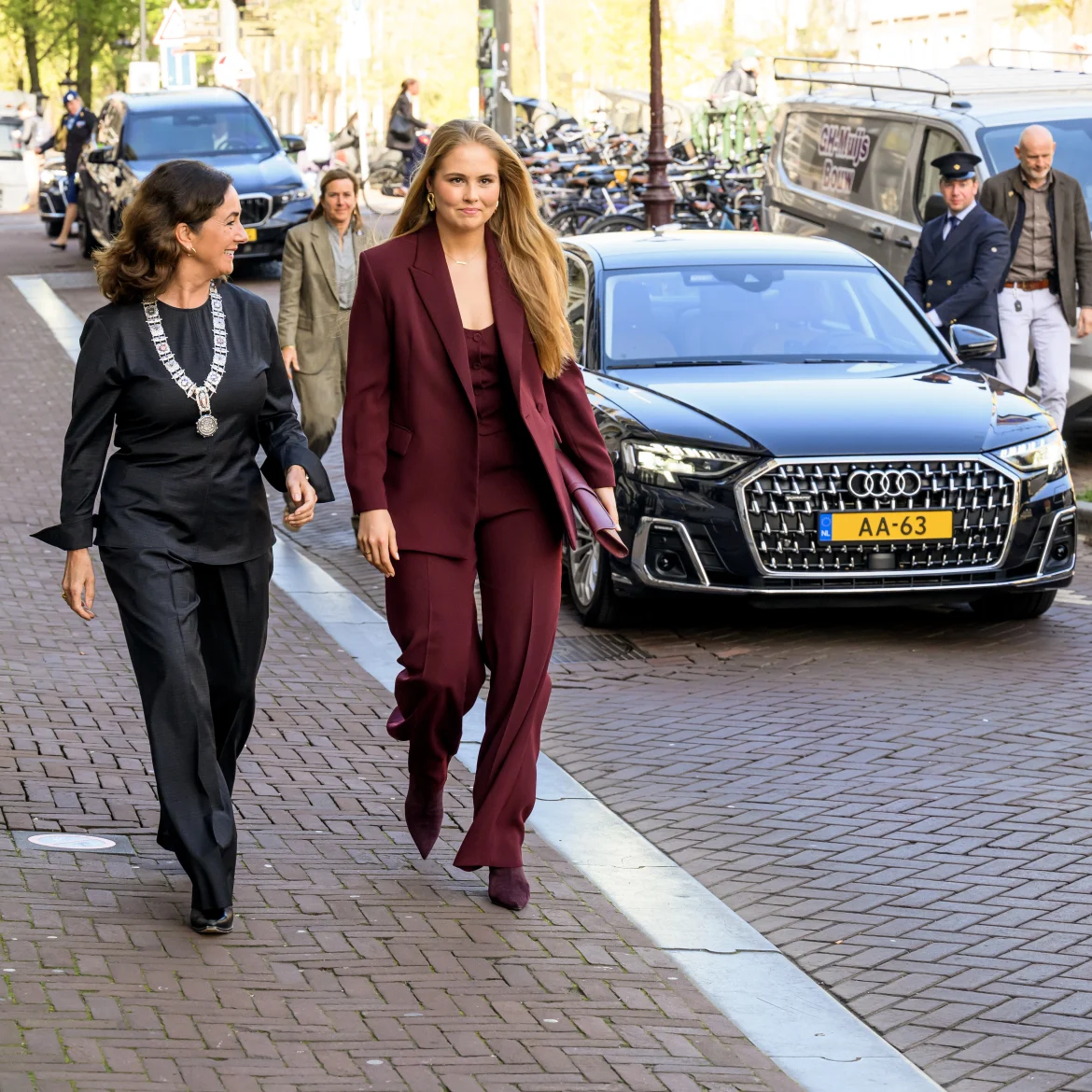 Amalia in Amsterdam in rood pak van Mango