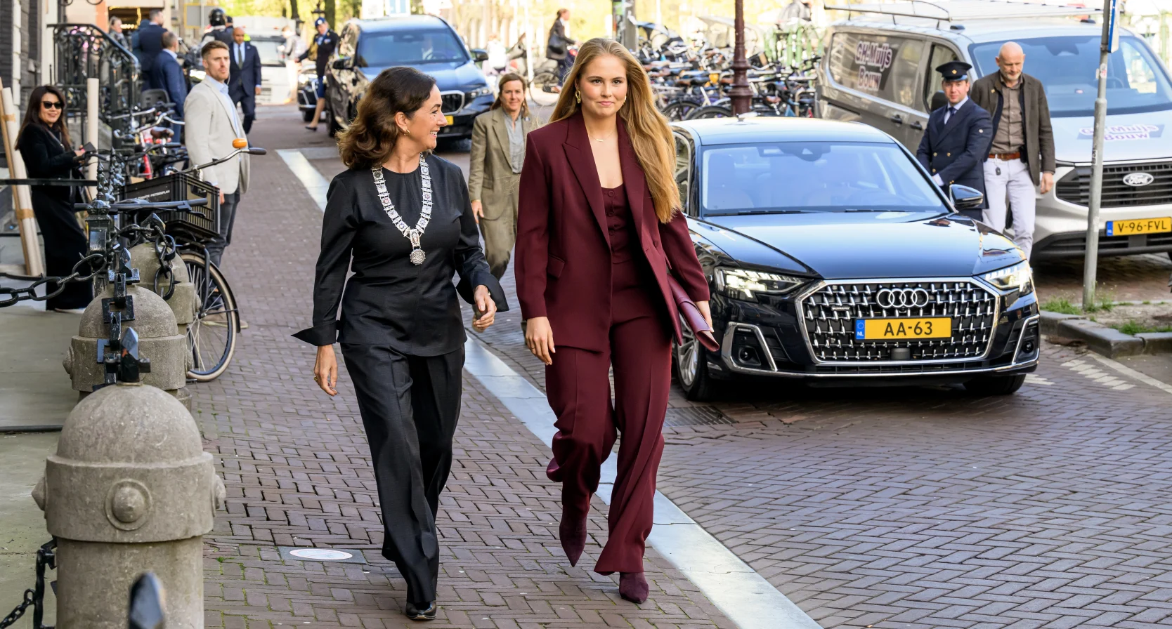 Amalia in Amsterdam in rood pak van Mango