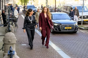 Amalia in Amsterdam in rood pak van Mango