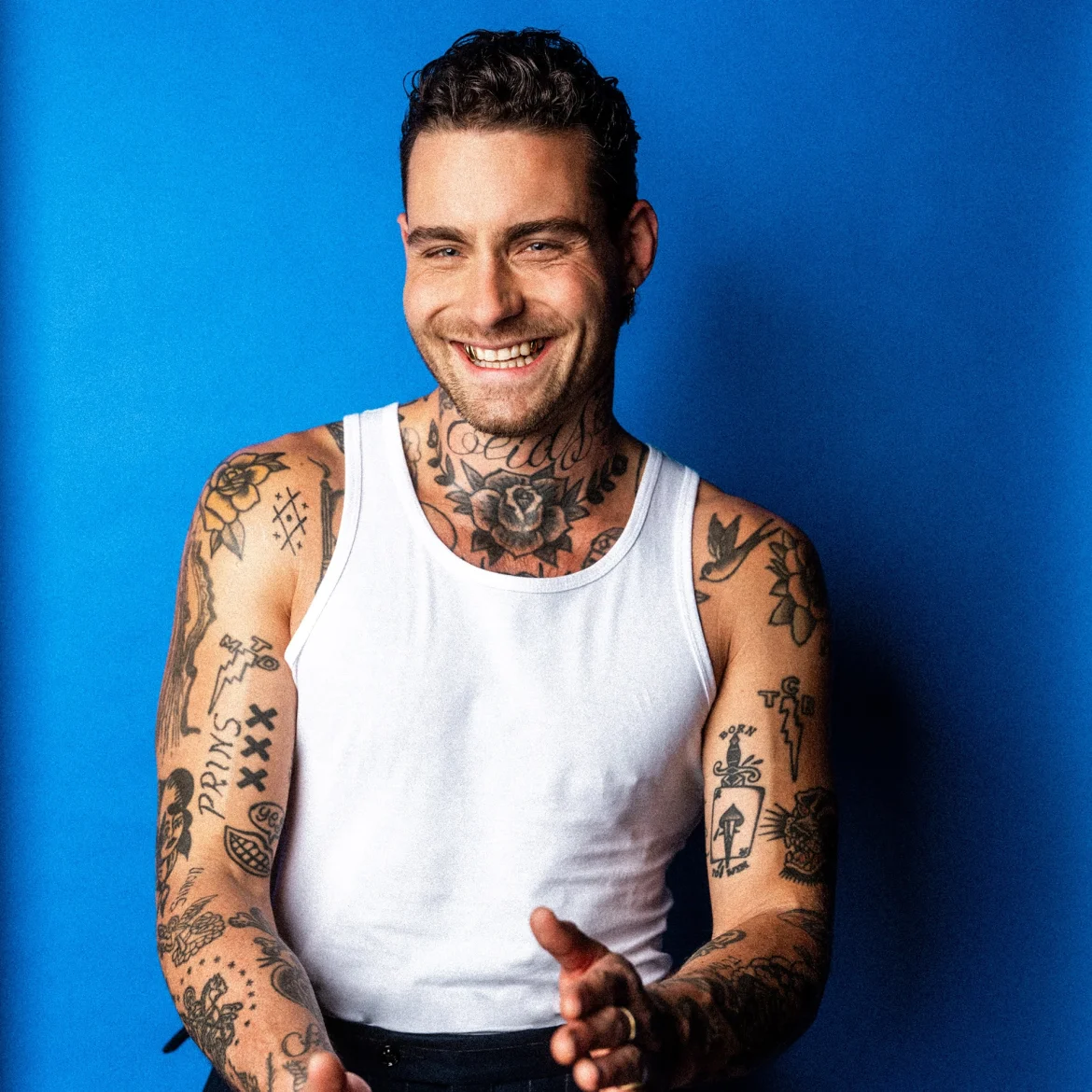 'Het monster in mij wil zuipen, gebruiken en scheiden': Douwe Bob (33) is eerlijker dan ooit in zijn muziek