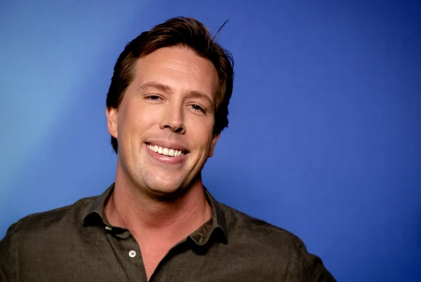 Freek Vonk gebeten door krokodil