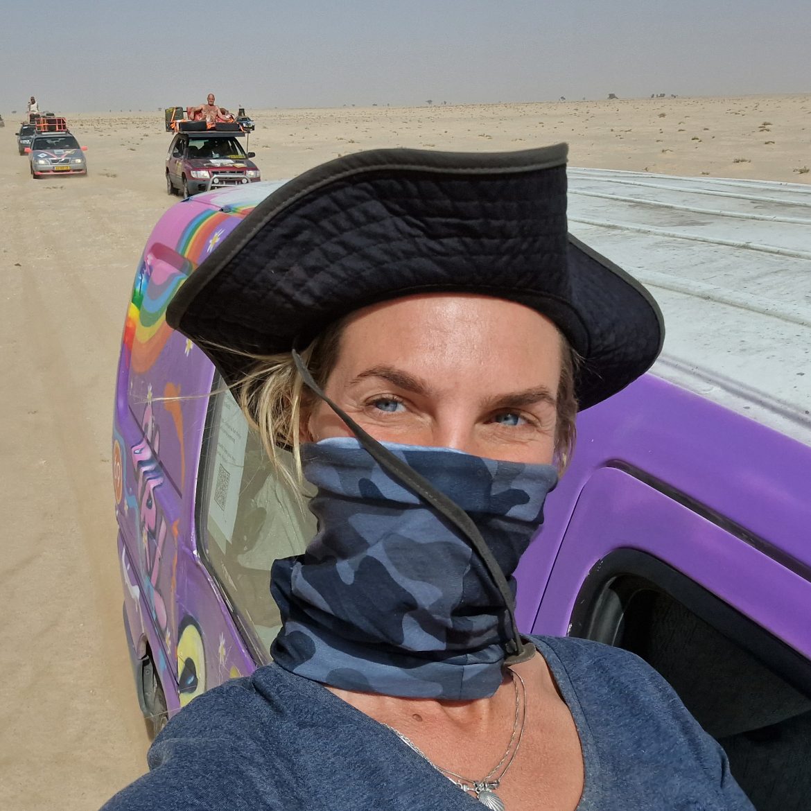 Na een knetterende burn-out ging Eva (36) reizen: 'Met twee vrouwen reed ik 7000 kilometer dwars door de Sahara'