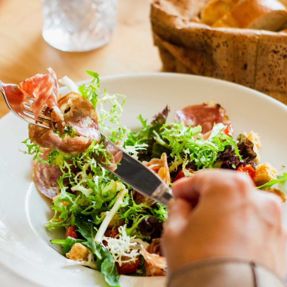 Esme krijgt Tikkie na werk-lunch: 'Waarom bestel je fles wijn als je niet mag declareren'
