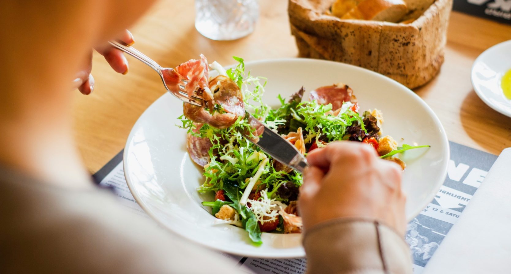 Esme krijgt Tikkie na werk-lunch: 'Waarom bestel je fles wijn als je niet mag declareren'