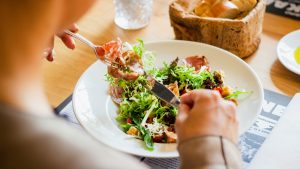 Thumbnail voor Esmé wordt uitgenodigd voor zakenlunch en krijgt daarna Tikkie voor de wijn: 'Die kon ze niet declareren'