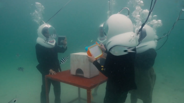 Daan, Milan, Quinty en Rik staan op de bodem van de zee in 'Wie is de Mol?'