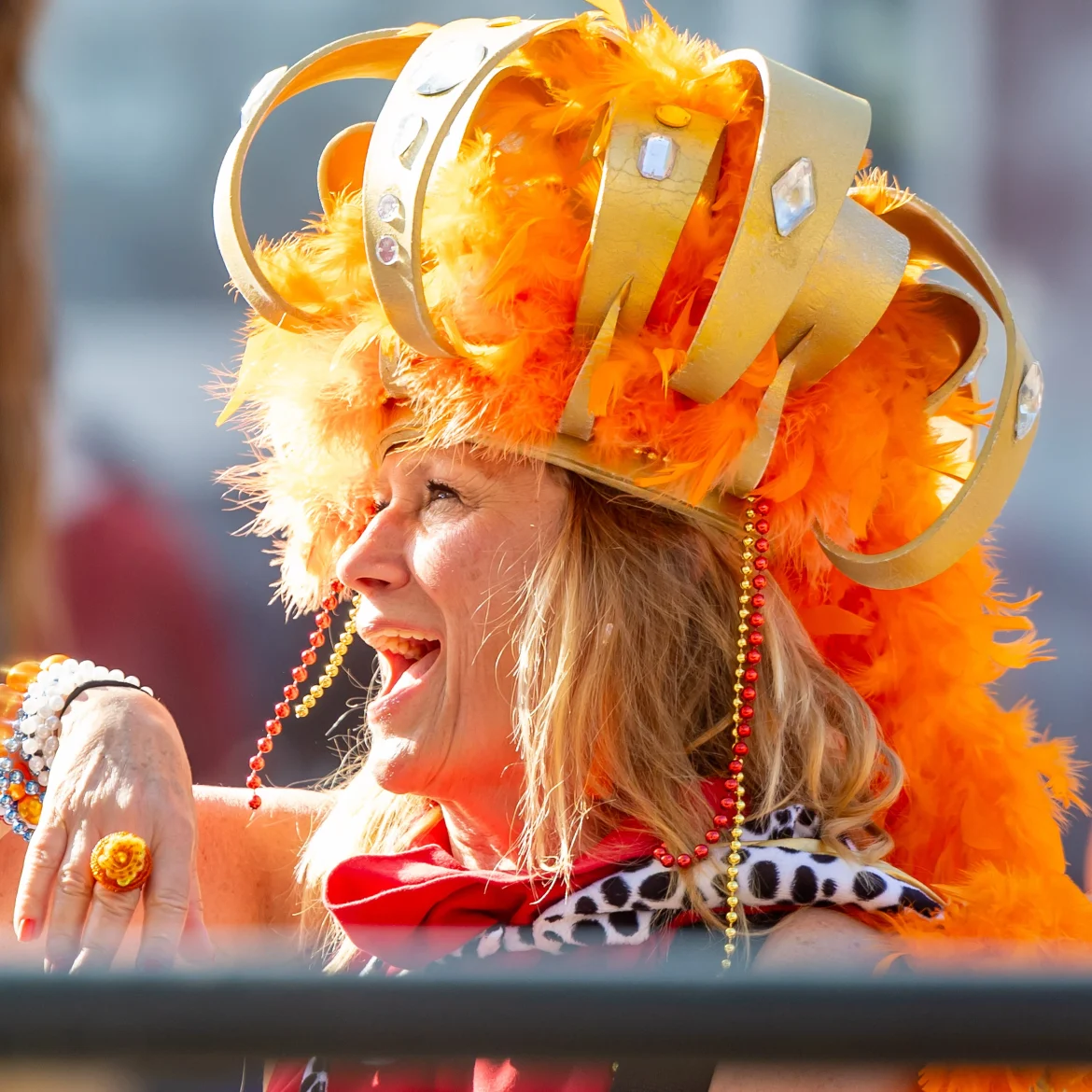 Feestende vrouw op Koningsdag | Weer op Koningsdag