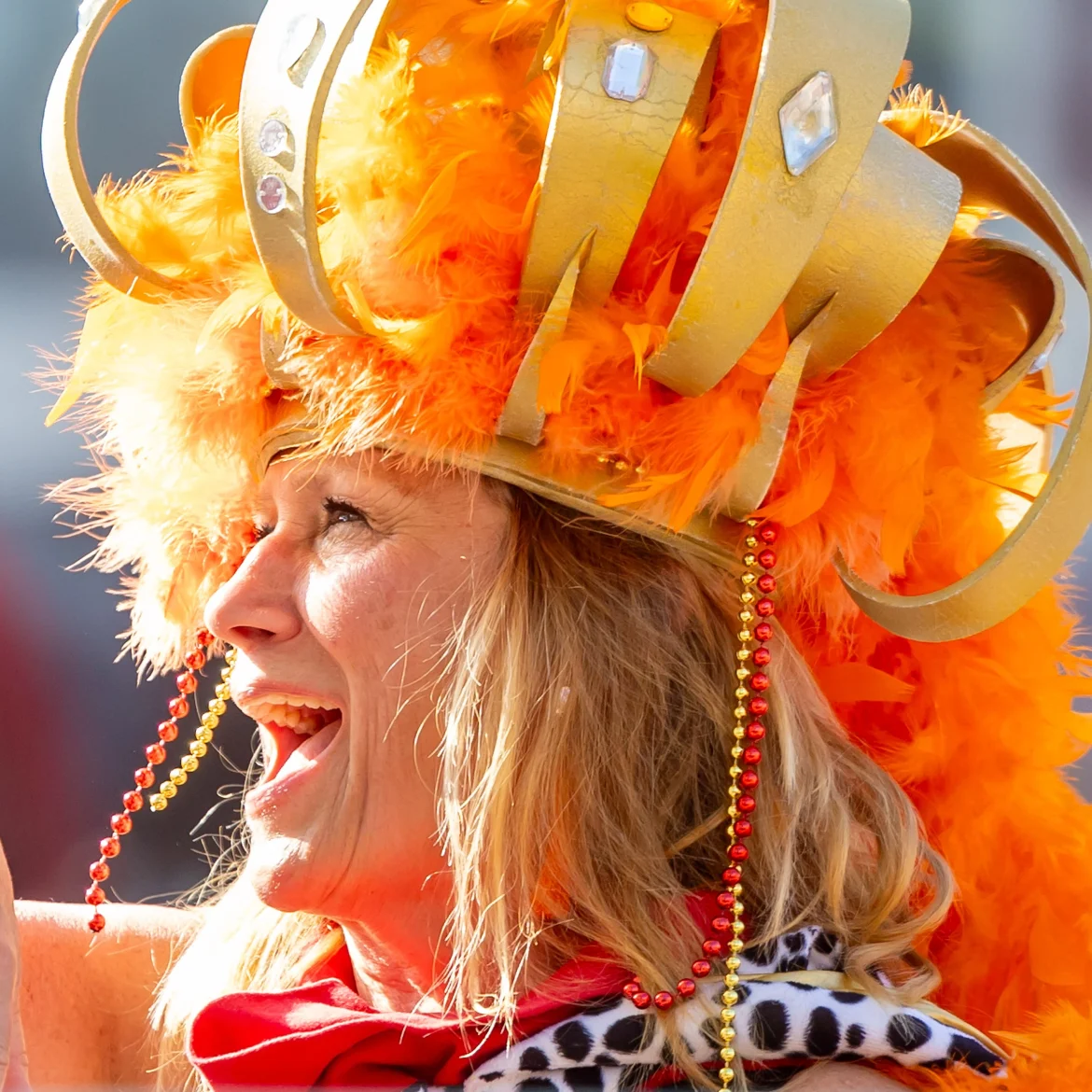 Feestende vrouw op Koningsdag | Weer op Koningsdag