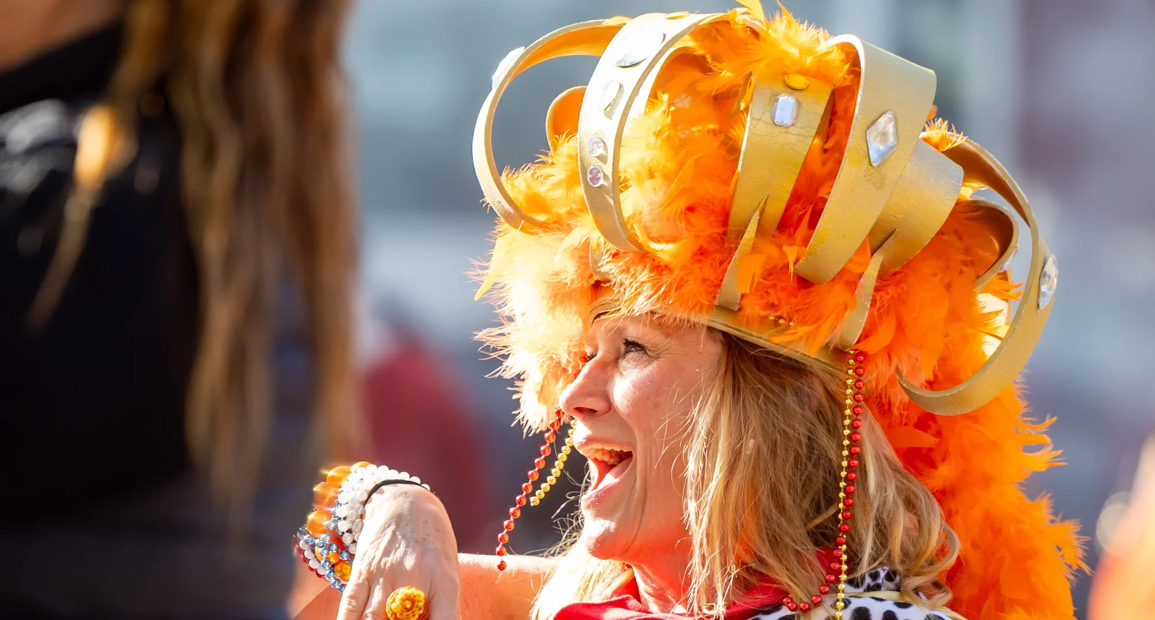 Feestende vrouw op Koningsdag | Weer op Koningsdag