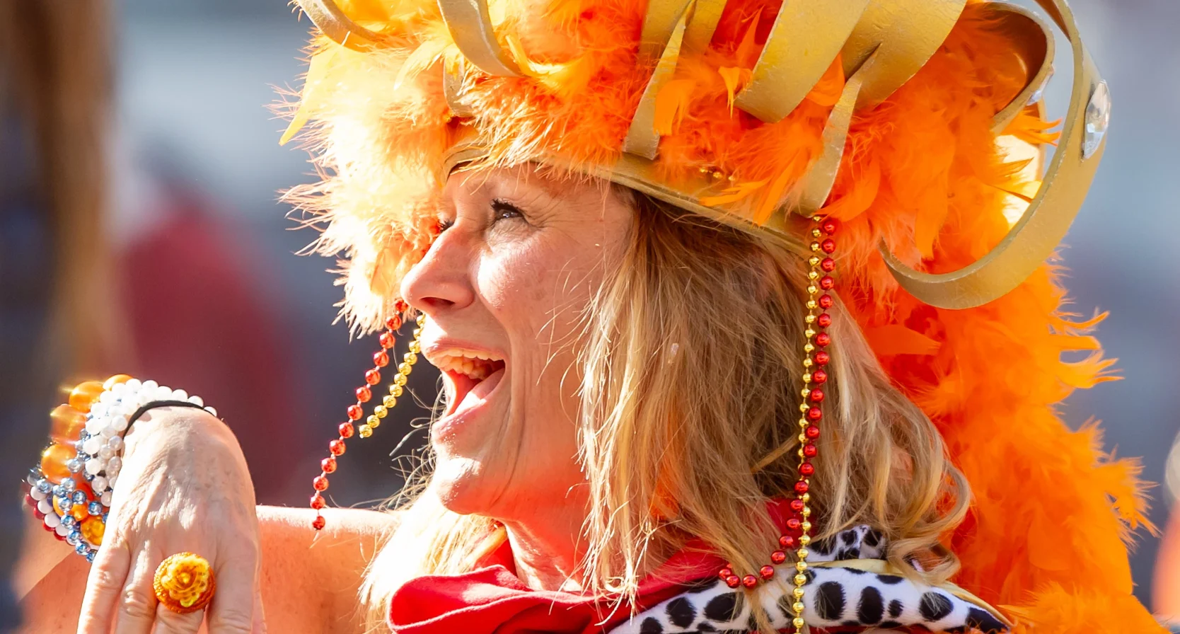 Feestende vrouw op Koningsdag | Weer op Koningsdag