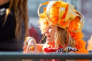 Feestende vrouw op Koningsdag | Weer op Koningsdag