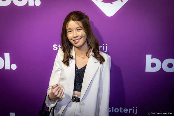 Jade Kops heeft moeite met praten door 'héél veel slijm', maar een medisch apparaat biedt verlichting: 'Geluksmoment'