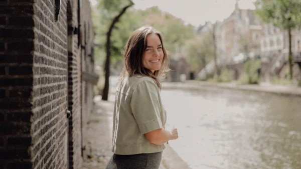 ‘Ik voel geen boosheid meer, wel veel liefde’ Joy over het loslaten van haar vader zonder hem af te wijzen