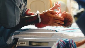 Thumbnail voor Krijg je een te grote baby als je in je zwangerschap te ongezond eet? Gynaecoloog Joost Akkermans geeft antwoord