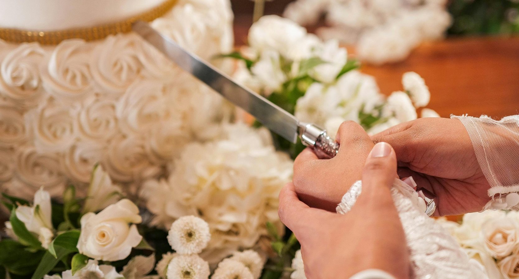 Ja, je wil: bij deze supermarkt kun je tijdelijk een heuse bruidstaart voor maar 25 (!) euro bestellen