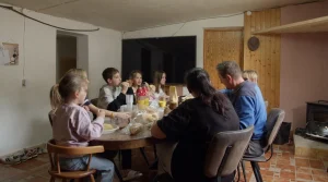 Thumbnail voor Vader Johan uit 'Jelies & Gnodde: Grote gezinnen emigreren' is fel tegen huiswerk