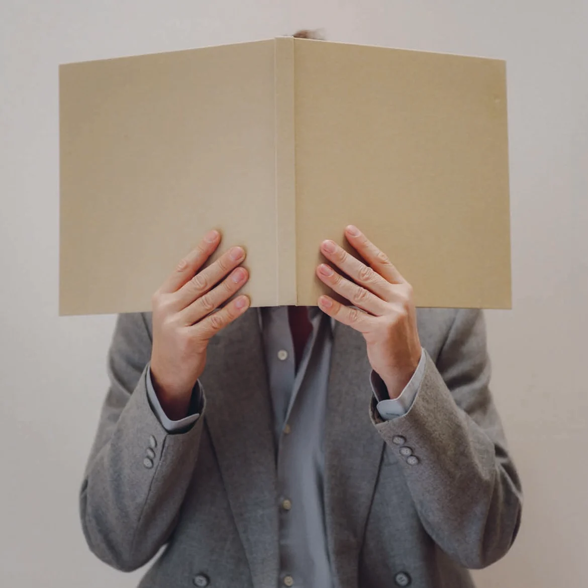 Niet uit de kast: Martijn houdt een boek voor zijn gezicht