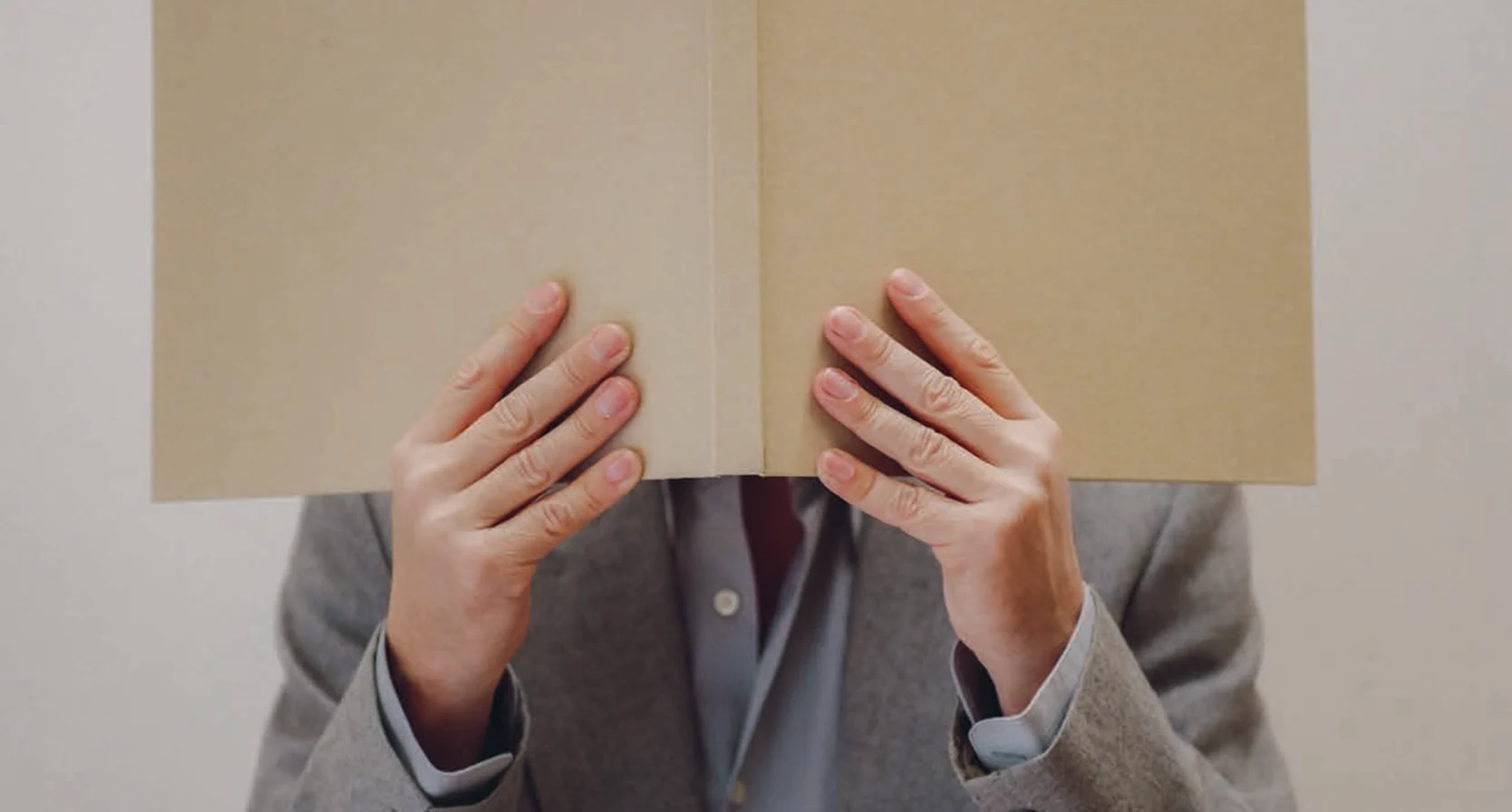 Niet uit de kast: Martijn houdt een boek voor zijn gezicht