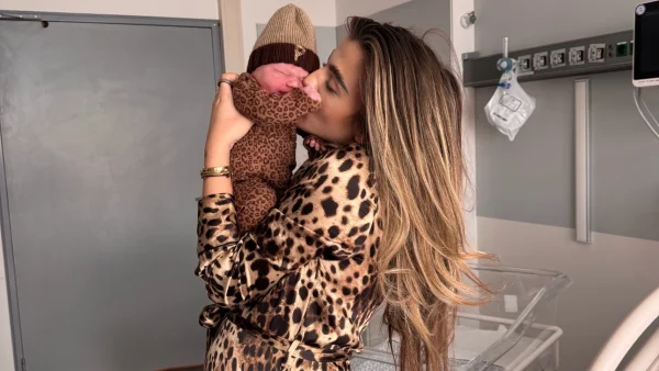 Julie Reinders zat met persweeën in de auto: ‘Volgens de verloskundige zou het nog wel even duren’