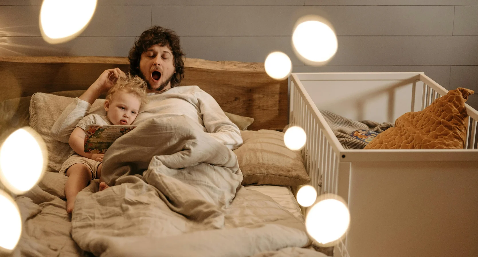 slaapgebrek vader jong kind moe