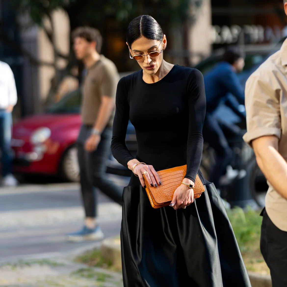Vrouw met oranje accessoires