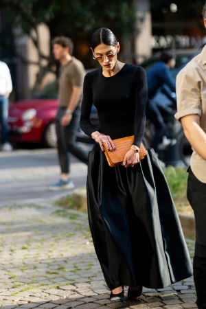 Vrouw met oranje accessoires