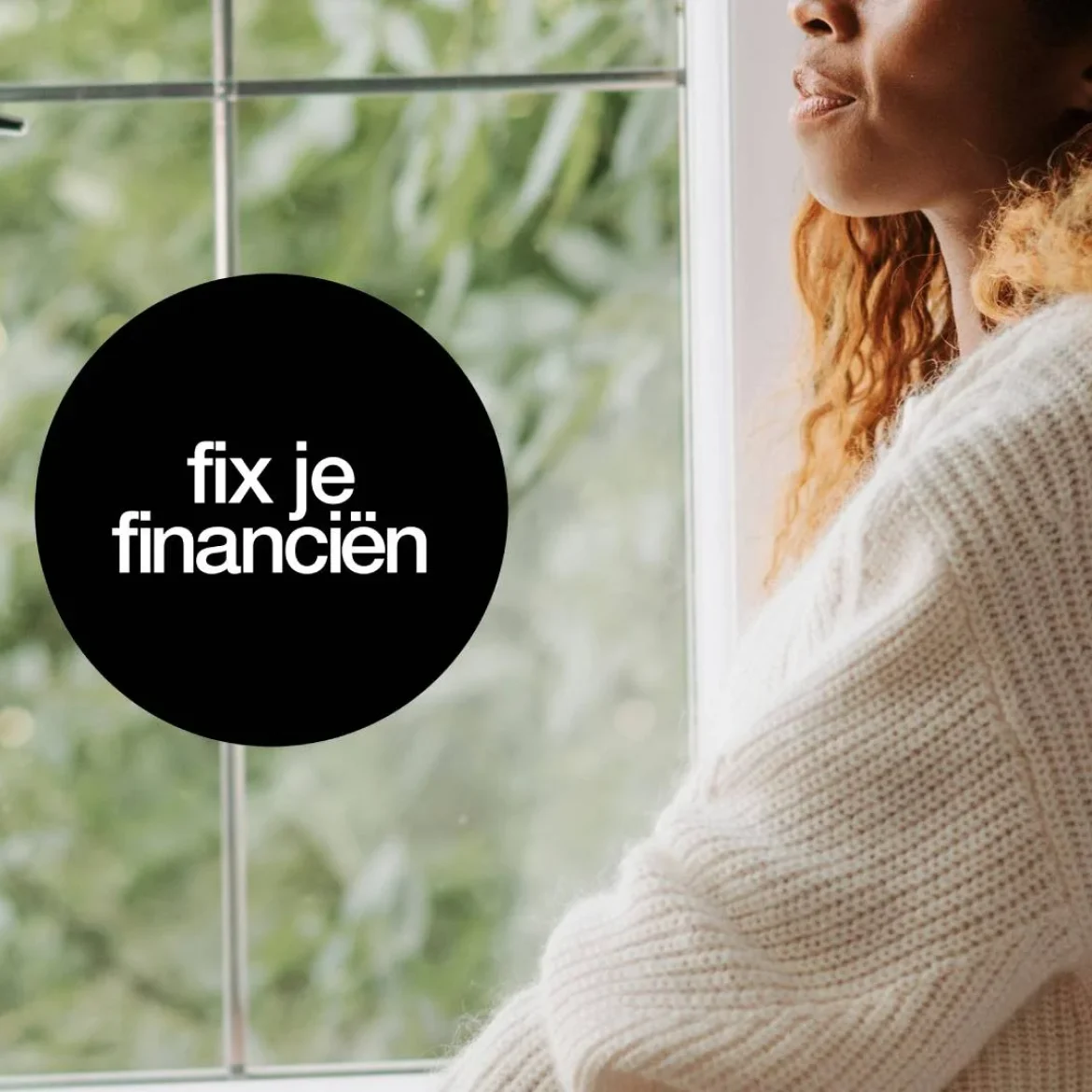 Vrouw kijkt uit raam