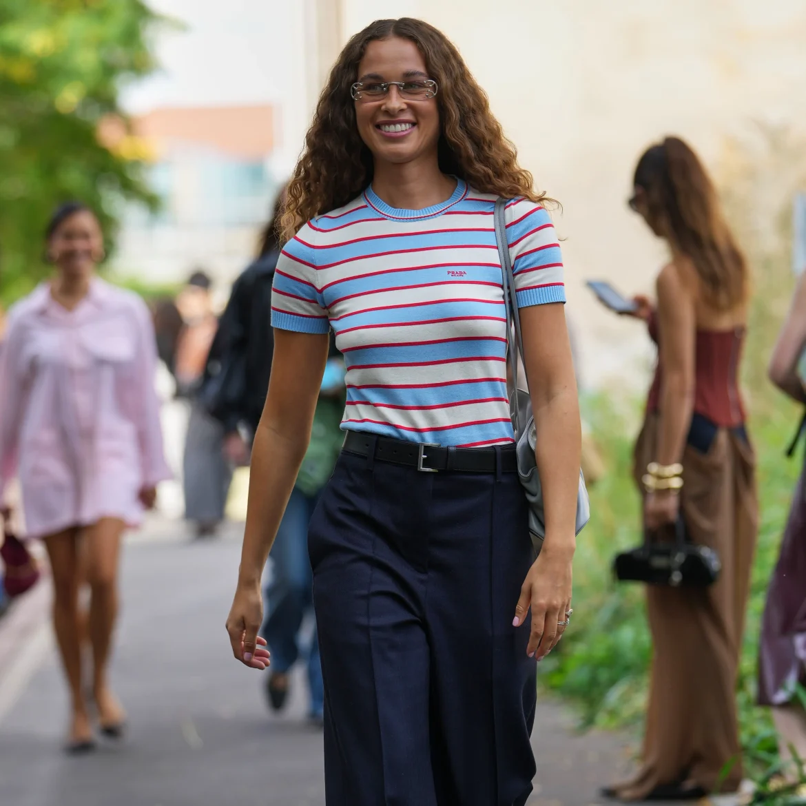 Vrouw met een trui met korte mouwen