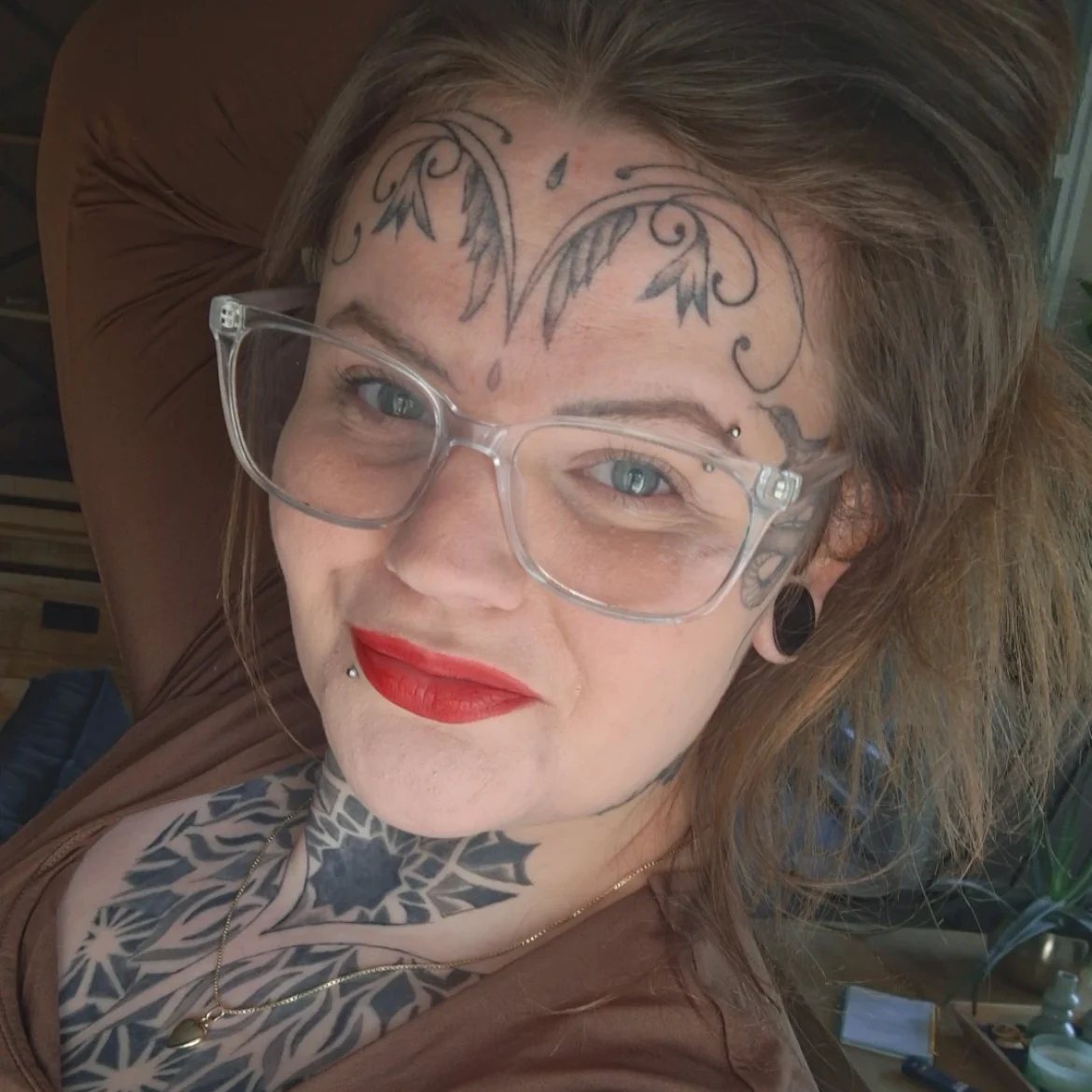 Demy (25) heeft er al veel, maar wil een 'black-out bodysuit'-tattoo: 'Mensen gaan ervan uit dat ik in Satan geloof'
