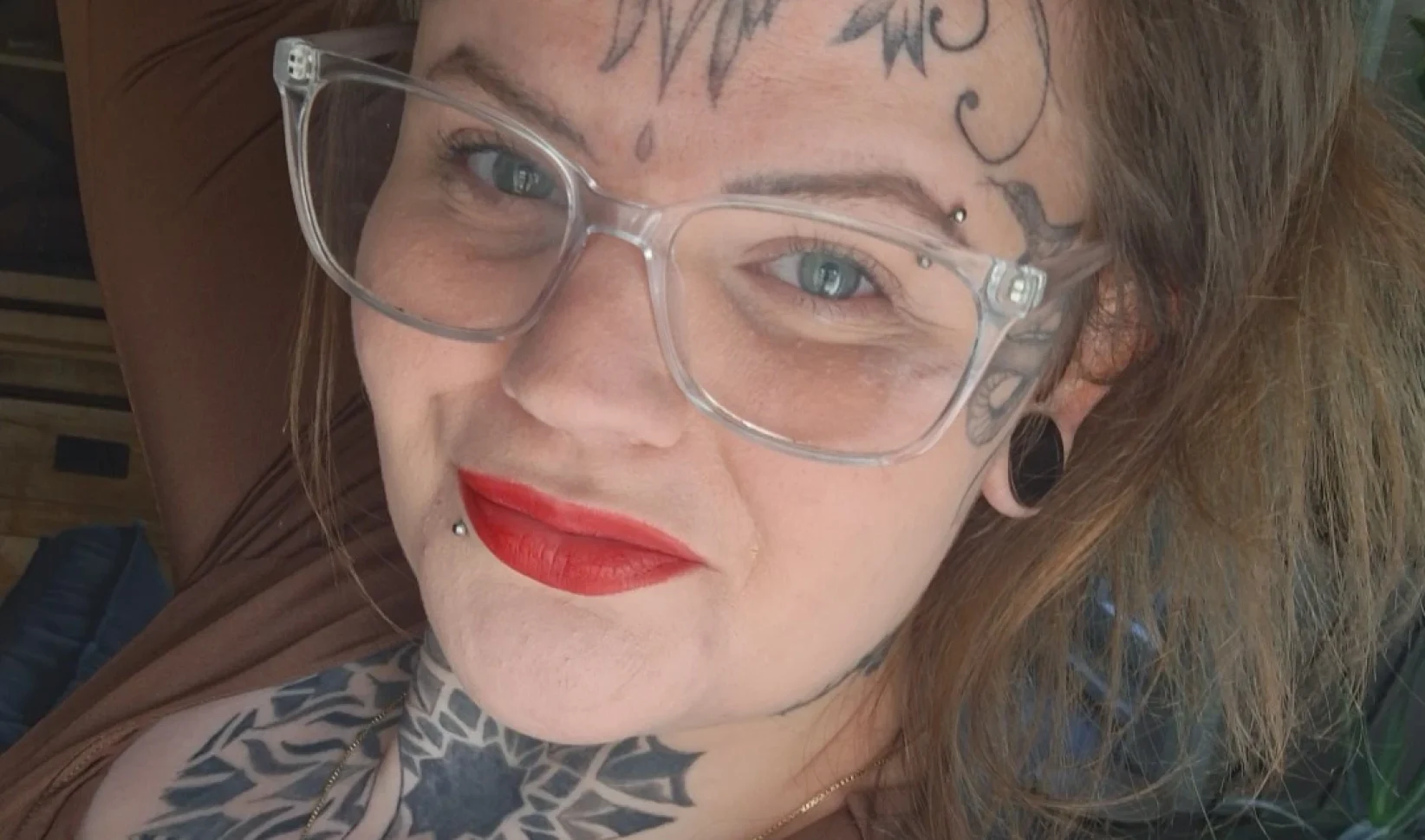 Demy (25) heeft er al veel, maar wil een 'black-out bodysuit'-tattoo: 'Mensen gaan ervan uit dat ik in Satan geloof'