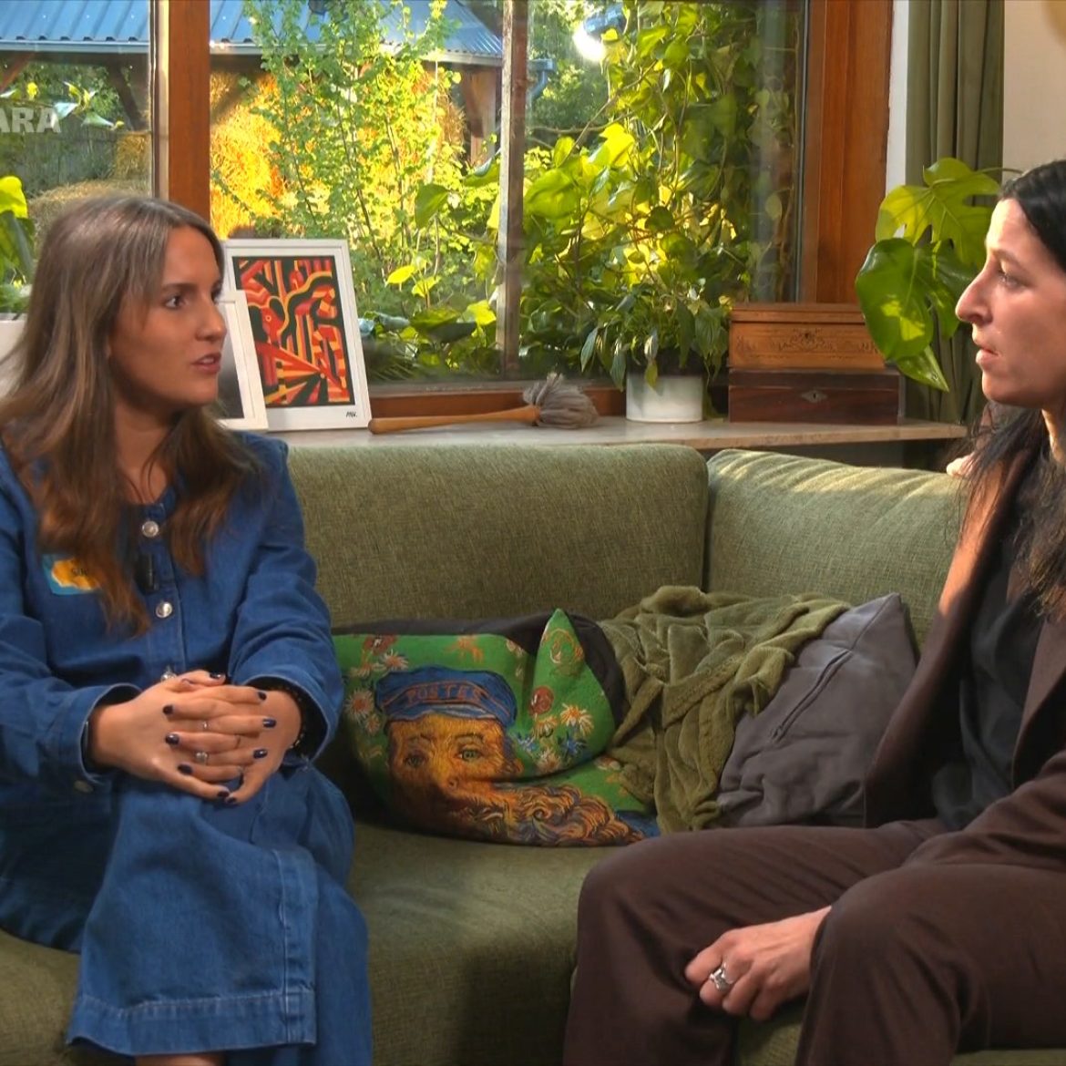 Suus draagt gedicht voor in 'parels voor de zwijnen'